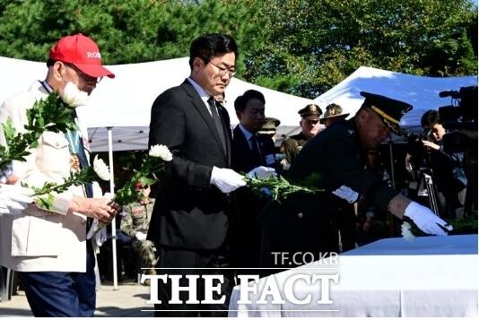 박찬대 인천시장이 15일 제76주년 인천상륙작전 기념일을 맞아 제물포구 자유공원 맥아더 장군 동상에 헌화 있다. /인천시