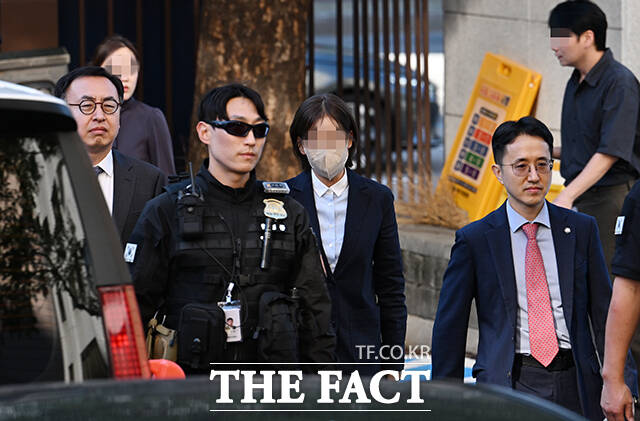 김승원 법무부 장관 후보자에게 신약 관련 청탁을 한 의혹을 받는 브로커 양모 씨가 15일 오후 서울 마포구 서울서부지방법원에 출석하고 있다. /박헌우 기자
