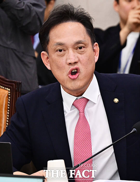 김태규 국민의힘 의원이 15일 오전 서울 여의도 국회에서 열린 김승원 법무부 장관 후보자 인사청문회에 참석해 김남희 더불어민주당 의원의 의사진행 발언에 항의하고 있다. /국회=배정한 기자