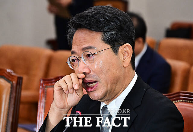 눈물 닦는 김승원 법무부 장관 후보자.