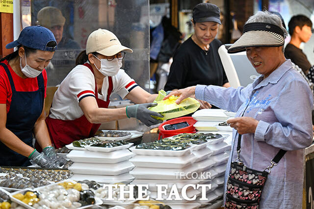 한 상점에 과일 선물 상자가 진열돼 있다.