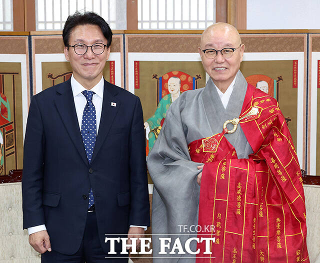 김민석 더불어민주당 대표가 15일 오후 서울 종로구 한국불교태고종법륜사에서 총무원장 상진스님(왼쪽)을 예방하고 있다. /국회사진기자단