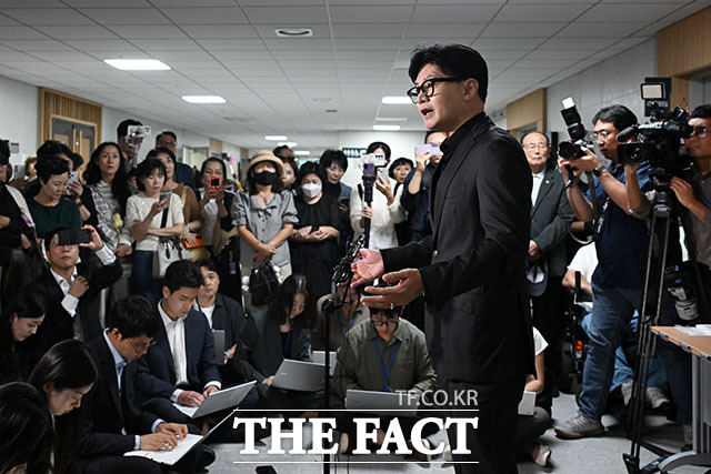 한동훈 무소속 의원이 15일 오후 서울 여의도 국회 의원회관에서 기자회견을 열고 발언하고 있다. /국회=서예원 기자