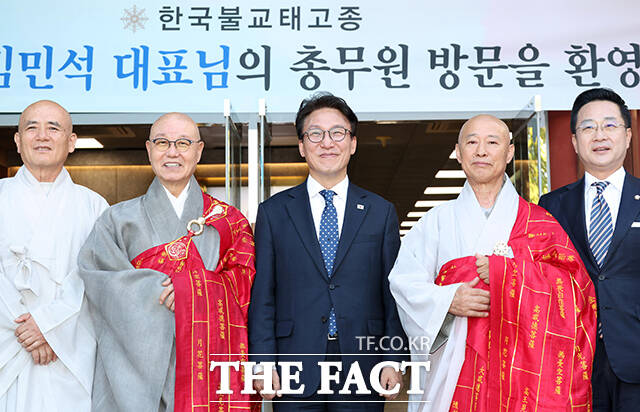 김민석 더불어민주당 대표가 15일 오후 서울 종로구 한국불교태고종법륜사에서 총무원장 상진스님(왼쪽)을 예방하고 있다. /국회사진기자단
