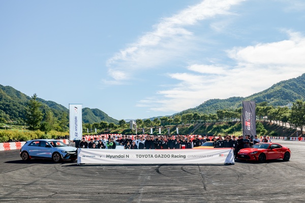 현대자동차와 토요타코리아는 지난 11일 강원 인제군 인제스피디움에서 '현대 N x 토요타 GR(GAZOO Racing, GR) 짐카나 데이'를 개최했다. 기념 사진 촬영 모습 / 현대자동차
