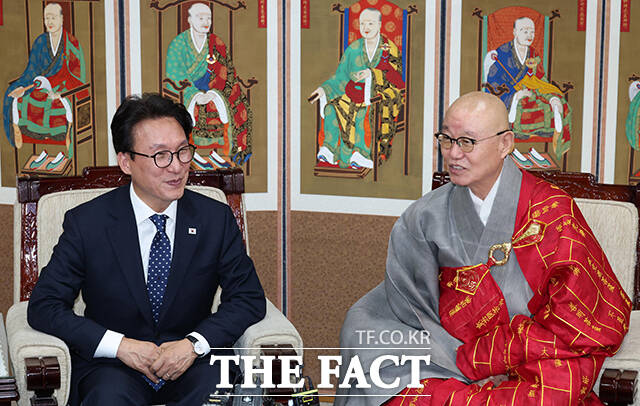 김민석 더불어민주당 대표가 15일 오후 서울 종로구 한국불교태고종법륜사에서 총무원장 상진스님(왼쪽)을 예방하고 있다. /국회사진기자단