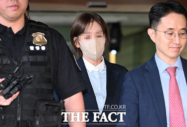 김승원 법무부 장관 후보자에게 신약 관련 청탁을 한 의혹을 받는 브로커 양모 씨가 15일 오후 서울 마포구 서울서부지방법원을 나서고 있다. /박헌우 기자