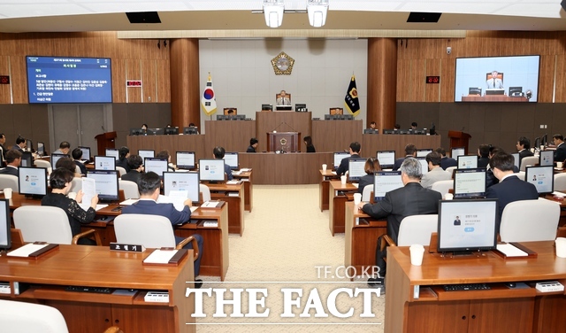 충남도의회가 15일 제371회 임시회 제4차 본회의를 진행하고 있다. /충남도의회