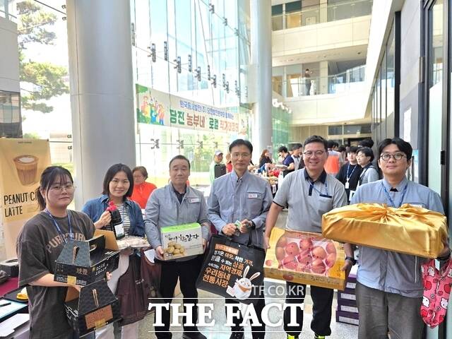 한국동서발전 당진발전본부가 15일 사옥 내에서 추석맞이 '로컬푸드 직거래장터'를 열었다. /당진발전본부