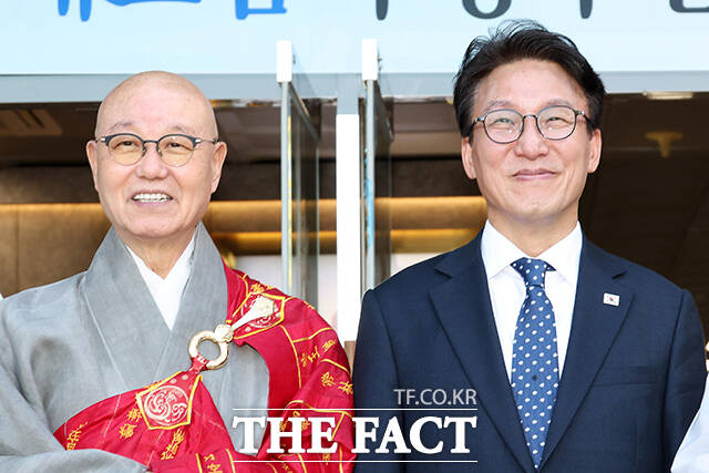 김민석 더불어민주당 대표가 15일 오후 서울 종로구 한국불교태고종법륜사에서 총무원장 상진스님(왼쪽)을 예방하고 있다. /국회사진기자단