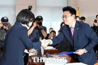  악수하는 이소영 중기부장관 후보자-김성원 위원장 [포토]