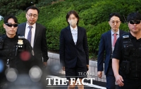  신변 보호 받으며 법원 출석한 '신약 청탁 의혹 브로커' 양 씨 [TF사진관]