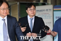  법원 나서는 '신약 청탁 의혹' 제넨셀 창업자 강세찬 씨 [TF사진관]