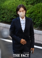  '신약 청탁 의혹 브로커' 양 씨, 마스크 쓰고 법원 출석 [포토]