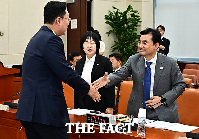 안규백 국방부 장관이 16일 오전 서울 여의도 국회에서 열린 국방위원회 전체회의에 참석해 진성준 국방위원장(왼쪽)과 인사를 하고 있다. /국회=배정한 기자