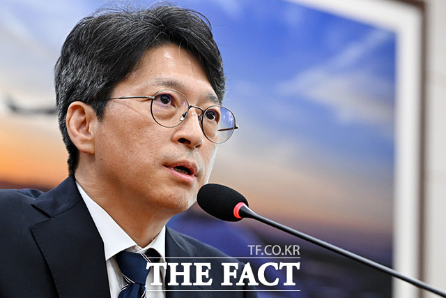 선서하는 홍지선 국토교통부 장관 후보자.
