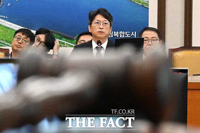 선서하는 홍지선 국토교통부 장관 후보자.