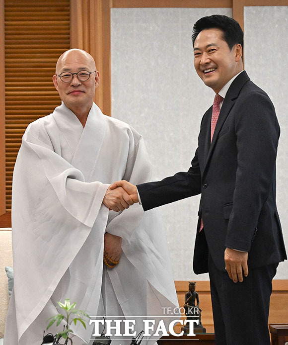 장동혁 국민의힘 대표(오른쪽)가 16일 오후 서울 종로구 조계사를 찾아 조계종 총무원장 진우스님을 예방하고 있다. /국회사진기자단
