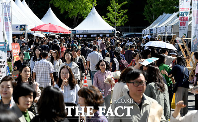 추석을 일주일여 앞둔 16일 오전 서울 강남구 강남구청 주차장에서 '2026 추석맞이 강남구 직거래장터'가 열린 가운데 시민들이 송편을 구매하고 있다. /박상민 기자