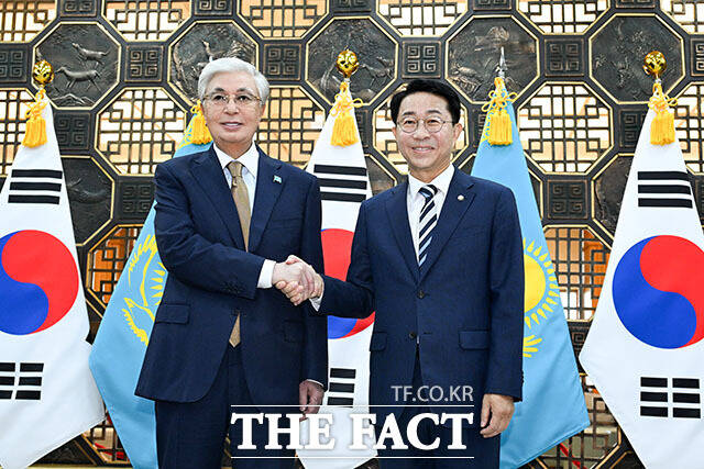 조정식 국회의장(오른쪽)이 16일 오전 서울 여의도 국회에서 카심-조마르트 토카예프 카자흐스탄 대통령을 만나 기념 촬영을 하고 있다. /국회=서예원 기자