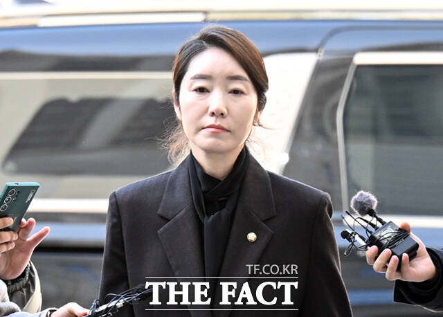 강선우 무소속 의원이 3일 서울 서초구 서울중앙지방법원에서 열린 구속 전 피의자 심문(영장실질심사)에 출석하고 있다. /이새롬 기자