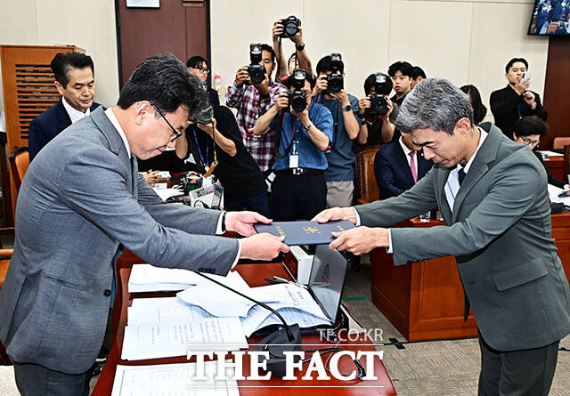 강신철 국방부 장관 후보자가 16일 오전 서울 여의도 국회에서 열린 인사청문회에 참석해 모두발언을 하고 있다. /국회=배정한 기자