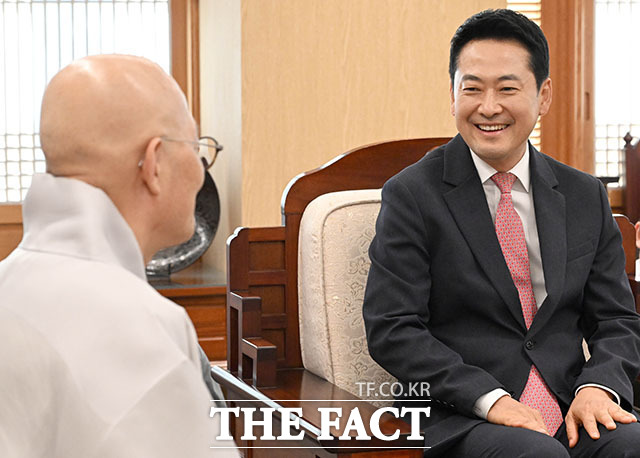 장동혁 국민의힘 대표(오른쪽)가 16일 오후 서울 종로구 조계사를 찾아 조계종 총무원장 진우스님을 예방하고 있다. /국회사진기자단