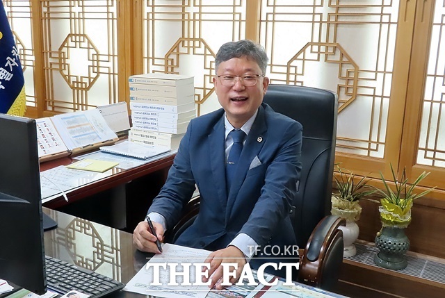 안신일 세종시의회 의장이 자신의 집무실에서 업무를 보고 있다. /김형중 기자