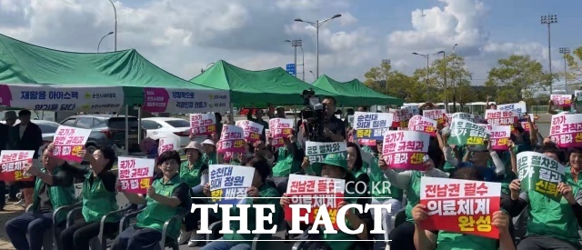 전남광주 순천시새마을회가 16일 연향들 주차장에서 국립순천대 의과대학 설립의 조속한 최종 확정을 촉구하는 릴레이 성명을 발표했다. /순천시새마을회