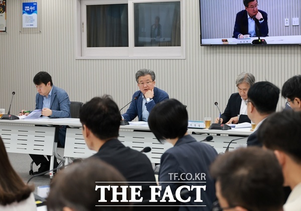 정용래 유성구청장이 최근 열린 확대간부회의에서 조직개편 방향을 설명하고 있는 모습. /대전시 유성구