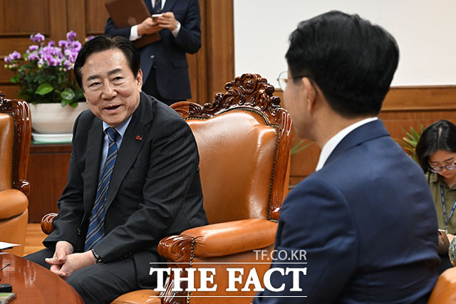 조정식 국회의장이 김기문 중소기업중앙회 회장을 비롯한 회장단을 만나 기념 촬영을 하고 있다.