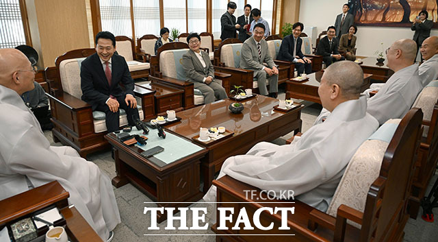 장동혁 국민의힘 대표(오른쪽)가 16일 오후 서울 종로구 조계사를 찾아 조계종 총무원장 진우스님을 예방하고 있다. /국회사진기자단