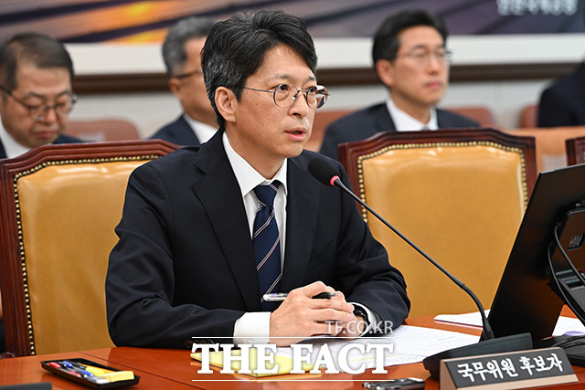 선서하는 홍지선 국토교통부 장관 후보자.