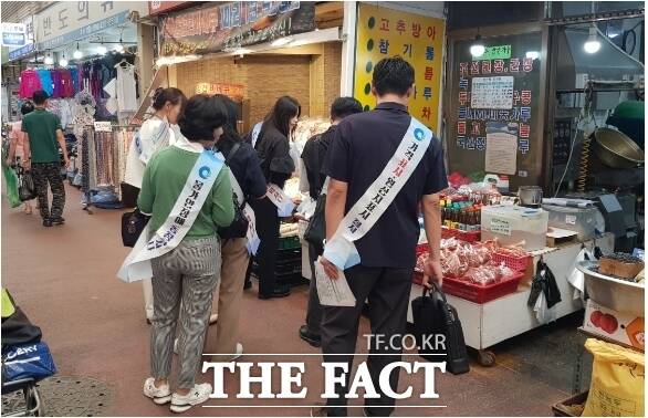 인천시 관계자들이 16일 석바위시장에서 가격표시제 실태를 점검하고 있다. /인천시
