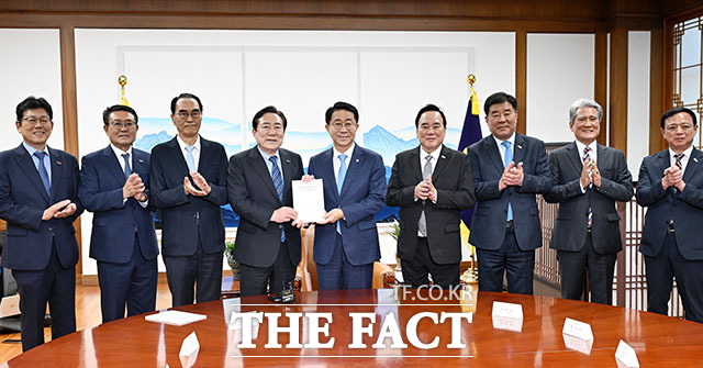 조정식 국회의장이 김기문 중소기업중앙회 회장을 비롯한 회장단을 만나 기념 촬영을 하고 있다.