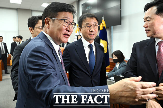 한 위원장에게 인사 건네는 정 원내대표(오른쪽).