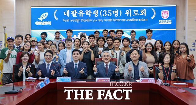 목원대 대학본부 4층 도익서홀에서 열린 네팔 유학생 위로 간담회에 참석자들이 기념 촬영을 하고 있다. /목원대