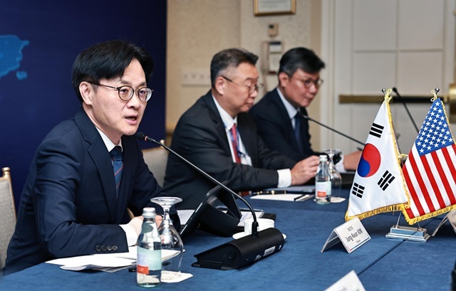 16일 정치권과 산업통상부에 따르면 정부는 최근 재정경제기획위원회와 산업통상자원중소벤처기업위원회에 오는 17일 개최 예정인 대미 투자 프로젝트 보고를 취소해달라고 요청했다. 사진은 김정관 산업통상부 장관(왼쪽)이 지난 3일(현지 시간) 미국 워싱턴 D.C.에서 투자신고식에 참석한 기업과 라운드테이블을 진행해 한국 투자 현황 및 건의 사항을 청취하고, 양국의 투자 협력 확대 방안 등을 논의하는 모습.