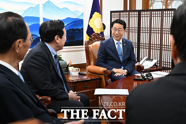 조정식 국회의장이 김기문 중소기업중앙회 회장을 비롯한 회장단을 만나 기념 촬영을 하고 있다.