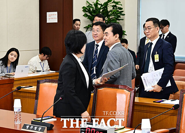 안규백 국방부 장관이 16일 오전 서울 여의도 국회에서 열린 국방위원회 전체회의에 참석해 진성준 국방위원장(왼쪽)과 인사를 하고 있다. /국회=배정한 기자