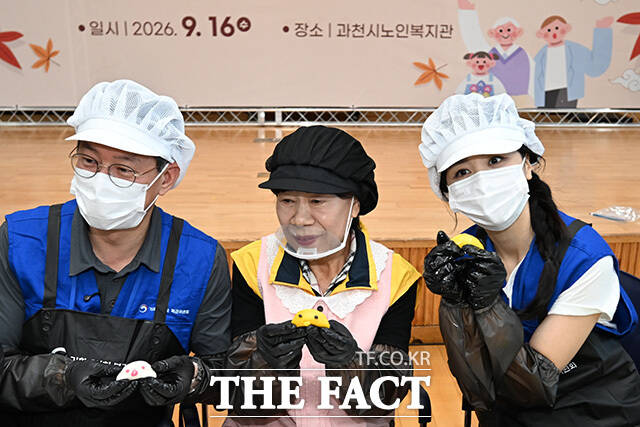 조용범 기획예산처 차관(왼쪽)과 배우 박하선(오른쪽)이 16일 오전 경기 과천시 과천시노인복지관에서 열린 '명절맞이 배식 및 나눔 봉사활동'에 참석해 어르신과 송편을 빚고 있다. /과천=송호영 기자