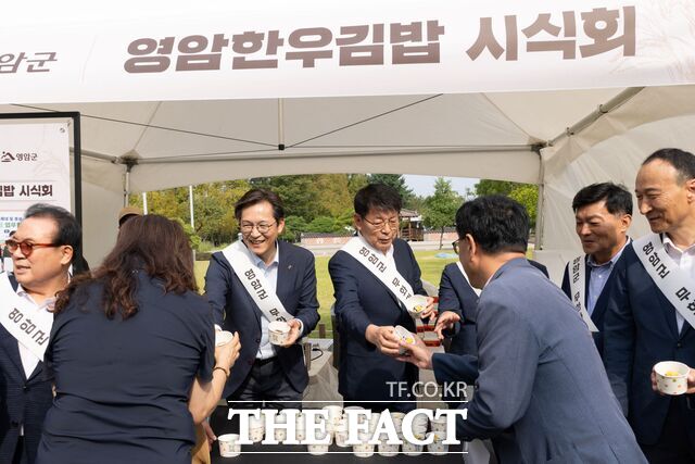 우승희 영암군수(왼쪽)가 국회 소통관 앞마당에서 지역농특산물 판매 홍보에 나서고 있다. /영암군