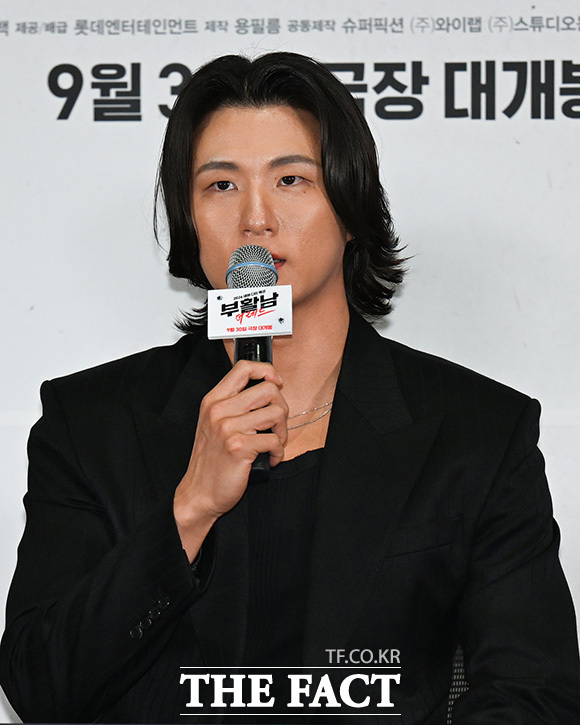 배우 강기영, 신승호, 김시아, 구교환(왼쪽부터)이 포즈를 취하고 있다.