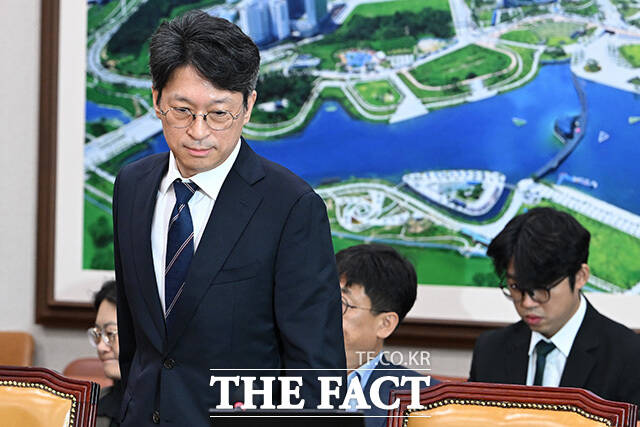 선서하는 홍지선 국토교통부 장관 후보자.