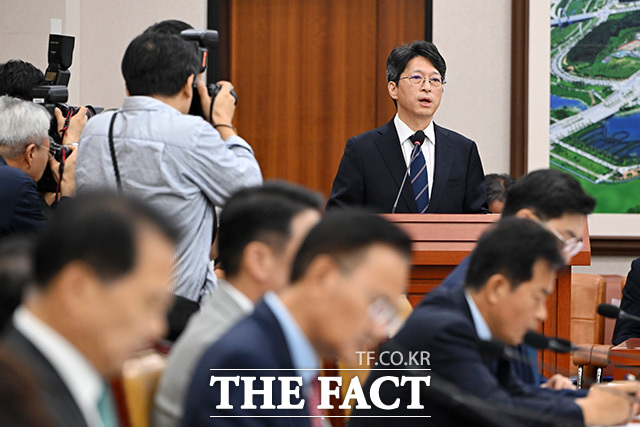 선서하는 홍지선 국토교통부 장관 후보자.