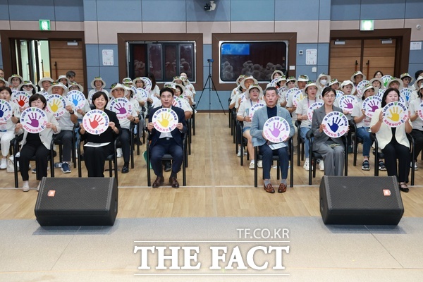 15일 계룡문화예술의전당 다목적홀에서 열린 제16회 계룡군문화축제 자원봉사자 발대식에서 이응우 계룡시장과 자원봉사자들이 성공적인 축제 개최를 다짐하며 기념 촬영을 하고 있다. /계룡시