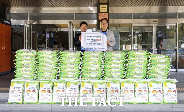 대순진리회성주회 대덕회관이 16일 대전시 대덕구에 백미 10kg 200포(600만 원 상당)를 기탁했다. 왼쪽부터 김태우 대순진리회성주회 대덕회관 교감, 윤금성 대덕구 부구청장. /대덕구