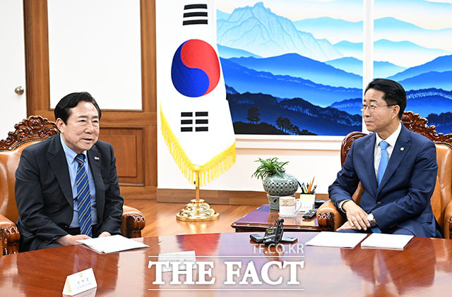조정식 국회의장이 김기문 중소기업중앙회 회장을 비롯한 회장단을 만나 기념 촬영을 하고 있다.