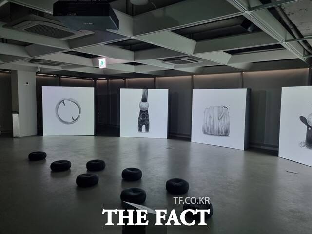 16일 서울 강남역 인근에 자리한 'U+일상비일상의틈'에서 에릭 오 작가의 작품이 전시되고 있다. /이성락 기자