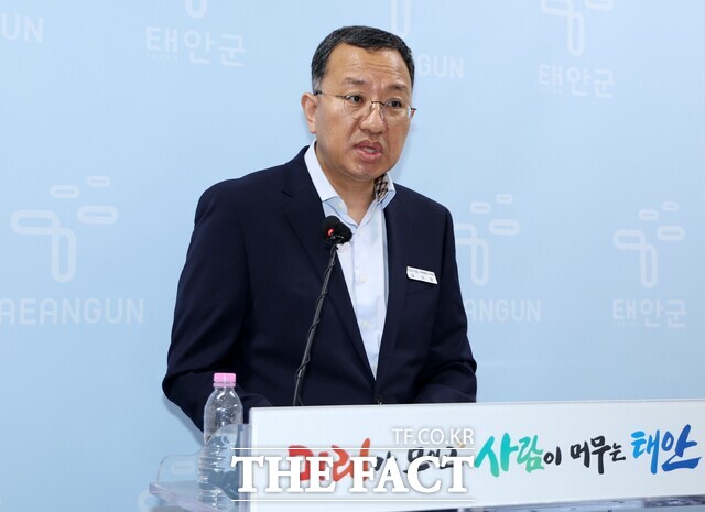 김기만 태안군 미래에너지과 과장이 16일 군청 브리핑룸에서 정례 브리핑을 하고 있다. /이수홍 기자